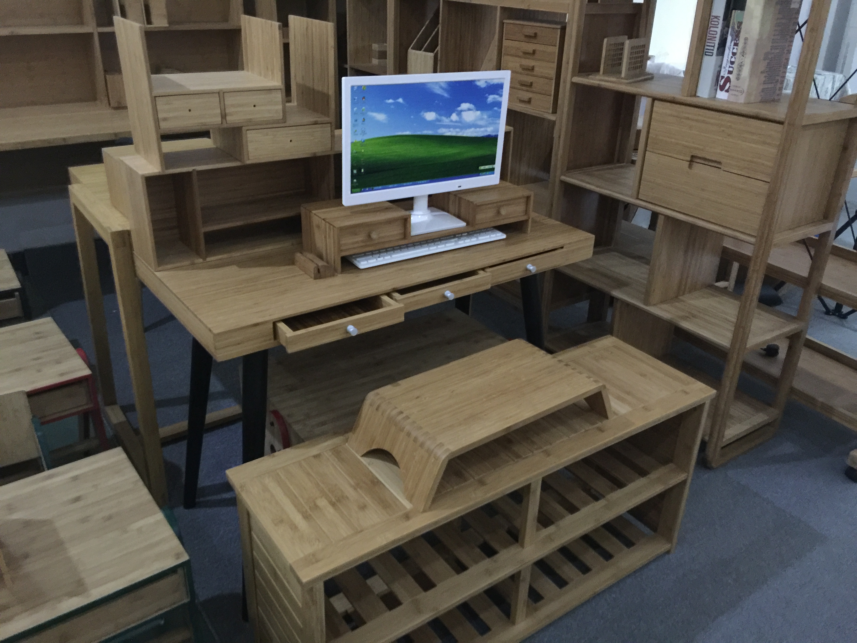 Bambus Schreibtisch und Regale