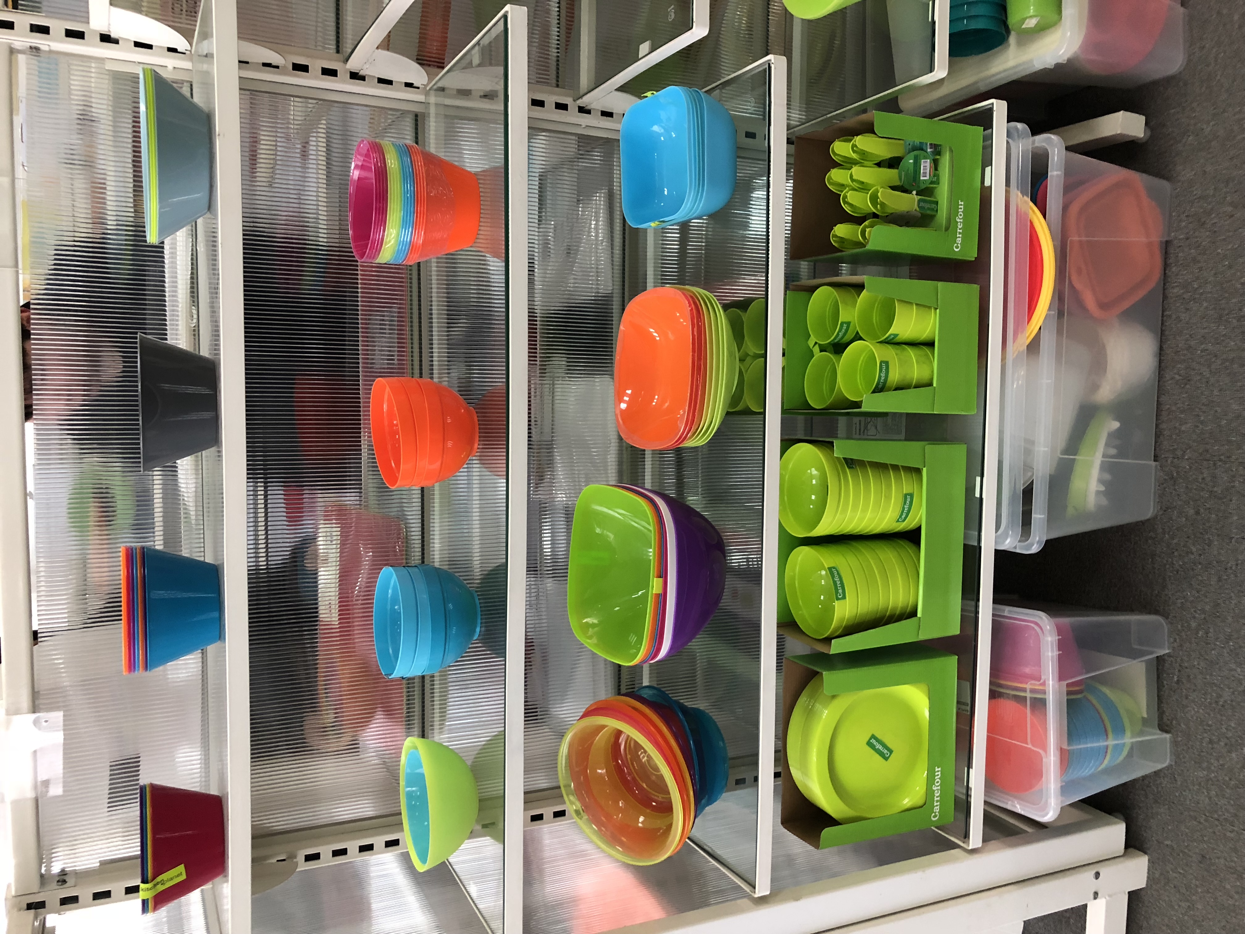 Buntes Plastikgeschirr