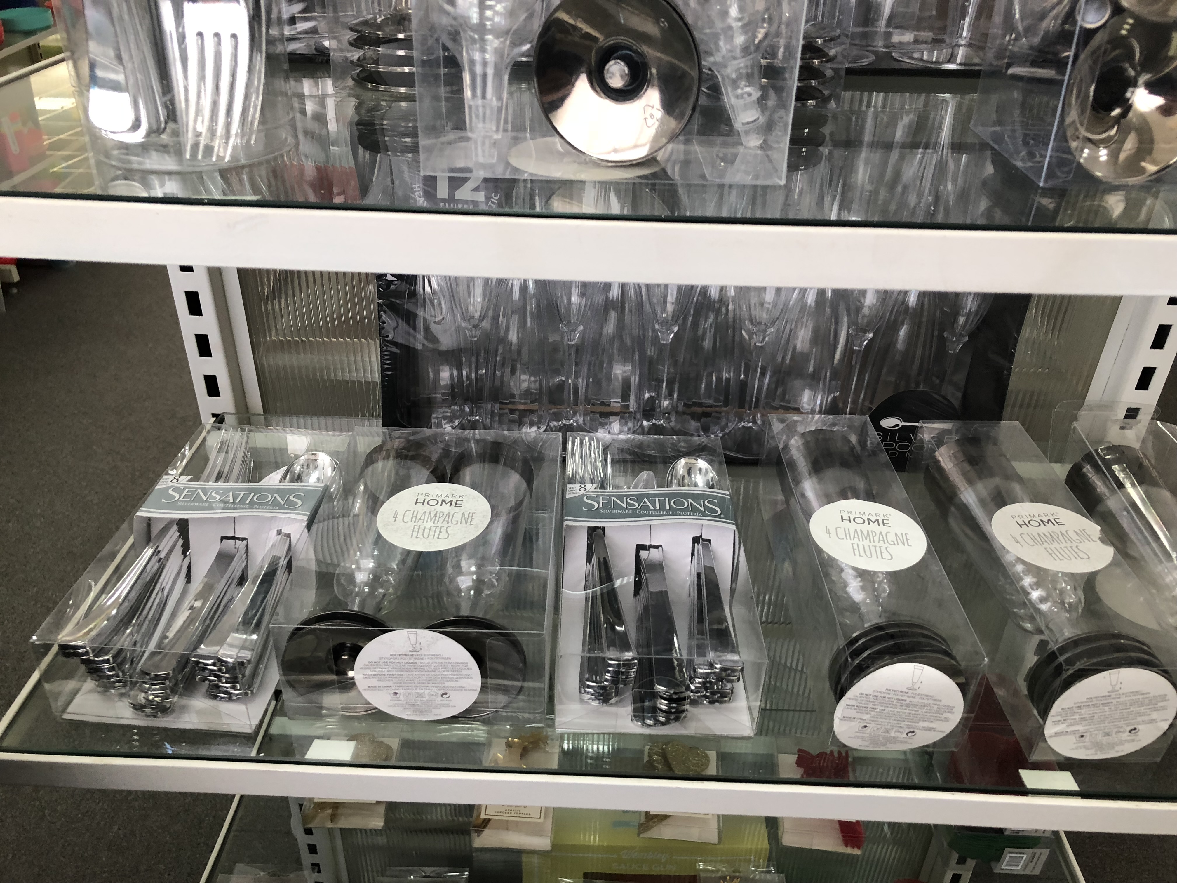 Einwegbesteck und Sektgläser