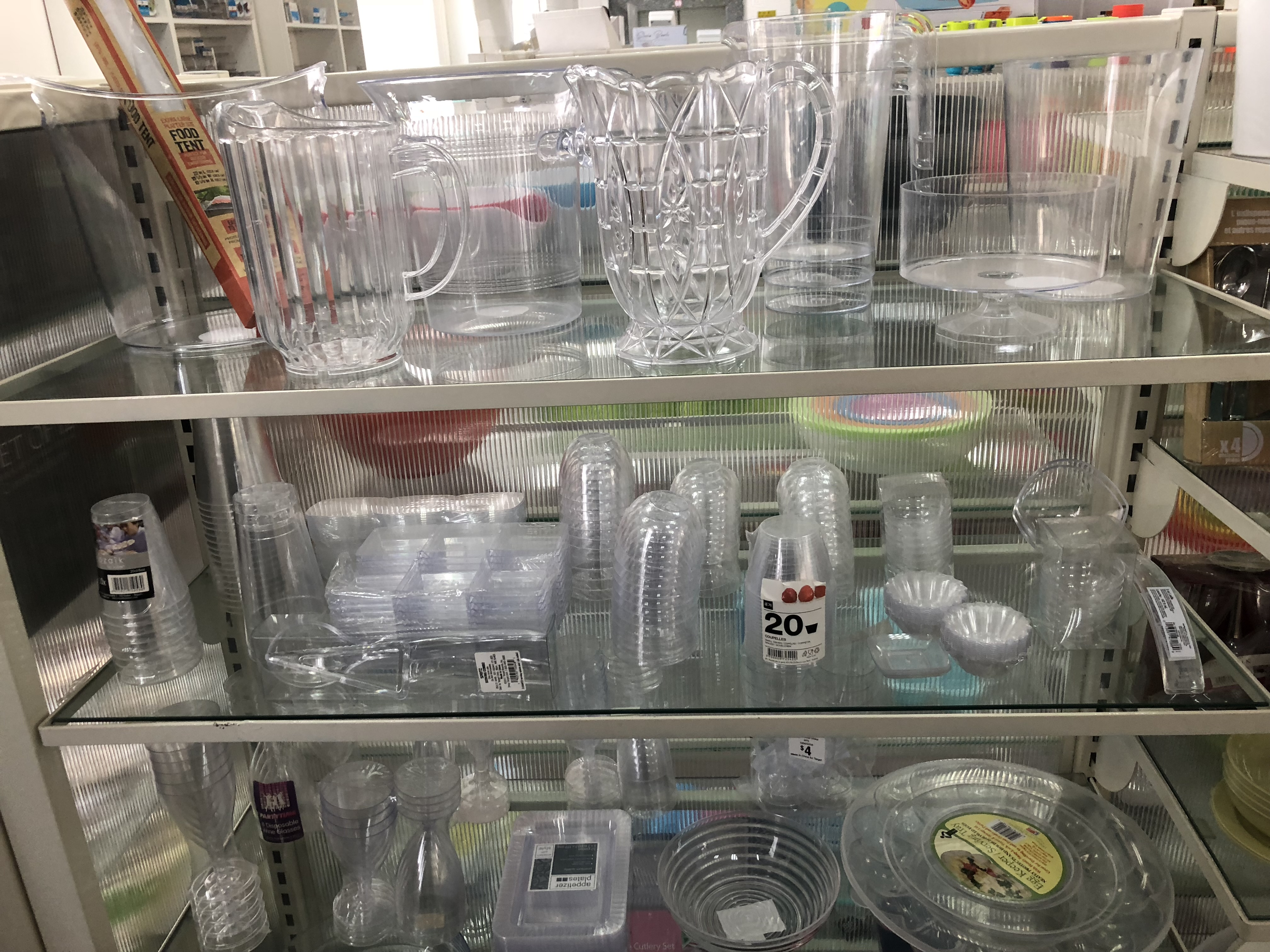 Kunststoffkrüge und Trinkbecher