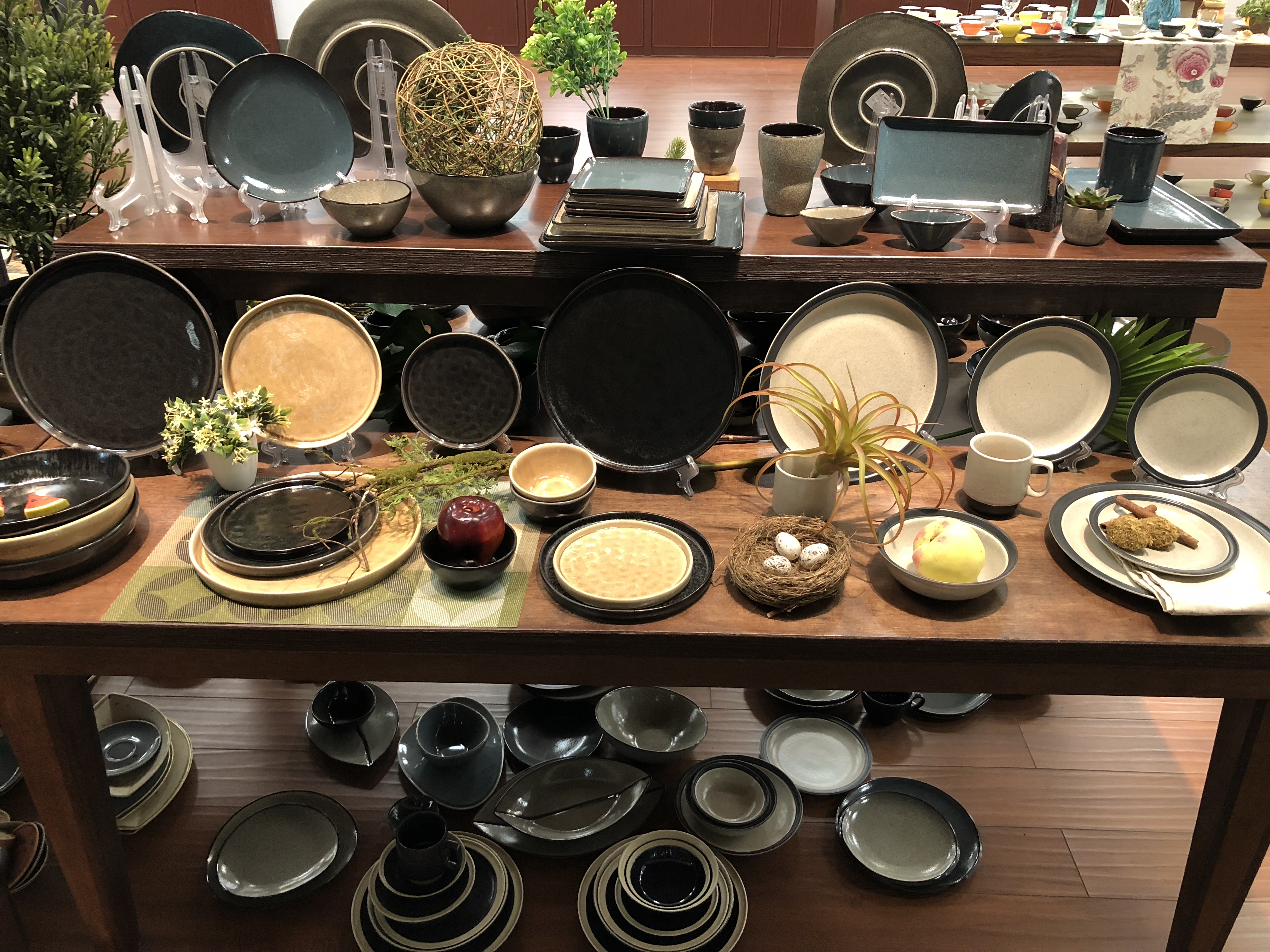 Modernes Keramik Geschirr Schwarz Braun